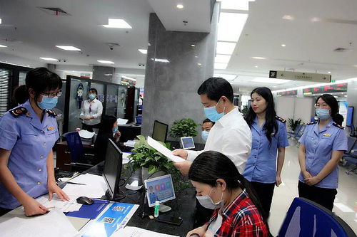 省市場(chǎng)監(jiān)管局局長(zhǎng)章根明赴金華督查餐飲食品安全專項(xiàng)整治行動(dòng)